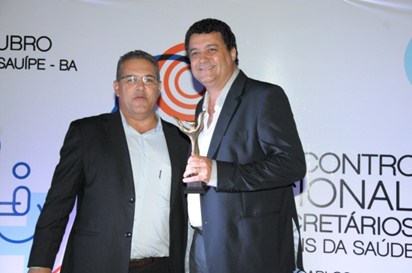 Adileu recebendo Premiação.