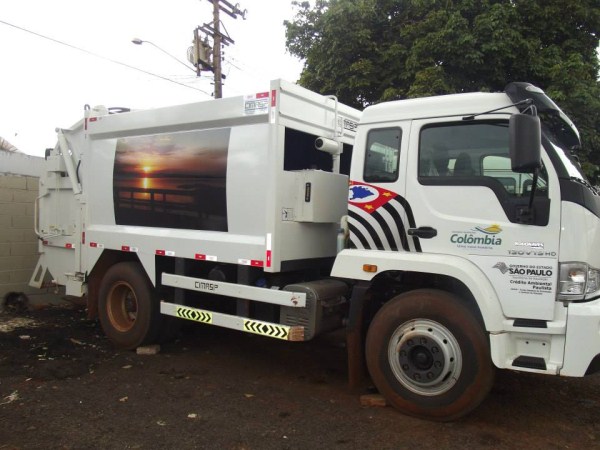 Caminhão coletor e compactador de lixo pronto para uso